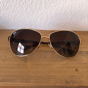 “Ray Ban” sunglasses
